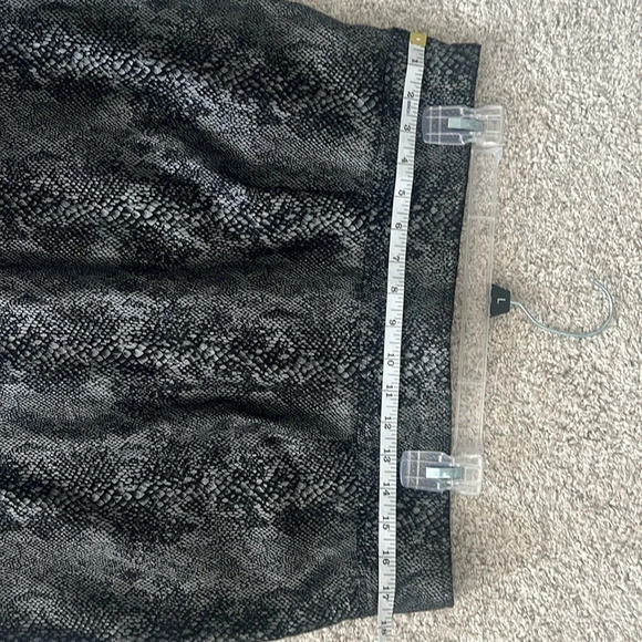 ⭐️International Concepts snake print knee high skirt women’s L - Picture 7 of 7